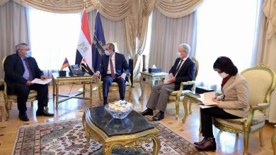 صورة وزير الاتصالات يبحث مع سفير أرمينيا  تعزيز التعاون في مجالات التحول الرقمي