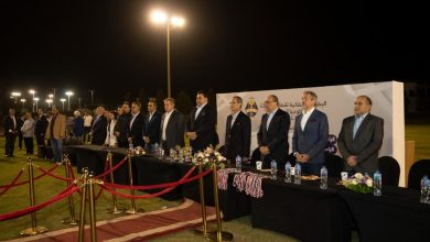 صورة وزير الاتصالات د.عمرو طلعت يُسلم كأس البطولة الرمضانية ICTBALL 2022 لفريق الشركة المصرية للاتصالات