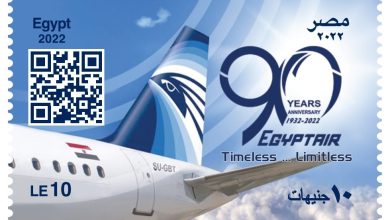 صورة هيئة البريد تصدر طابع بريد وبطاقة تذكارية بمناسبة مرور ٩٠ عامًا على إنشاء شركة مصر للطيران
