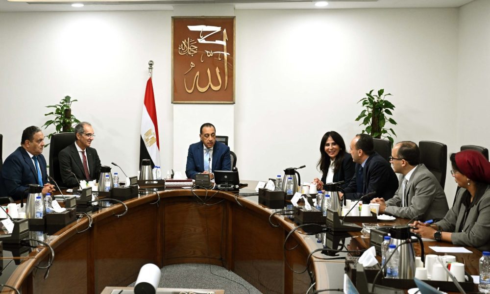 وزير الاتصالات لمدبولي: 40 ألف تقدموا لمبادرة الرواد الرقميون .. وتعيين 60 الف في مجال التعهيد