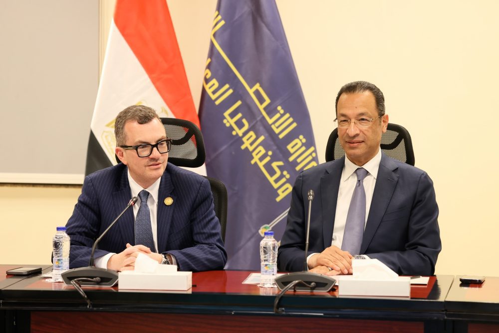 وزيرا الاتصالات والتخطيط ونائب وزير المالية يبحثون ترتيب اتفاقيات سبتم توقيعها مع كبريات الشركات العالمية
