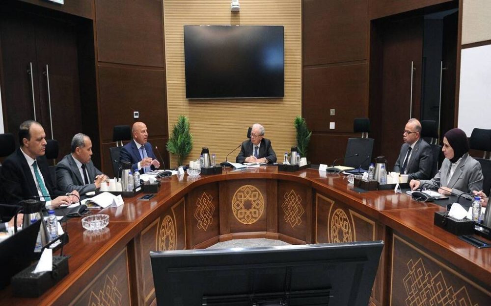 “النقل” تستعرض الموقف التنفيذي لمشروع القطار السريع وربط المناطق الصناعية بالموانئ